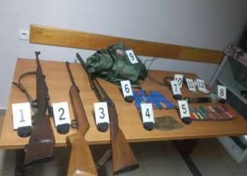 Policia arreston një person në Zveçan, konfiskohen armë dhe një uniformë e ushtrisë serbe