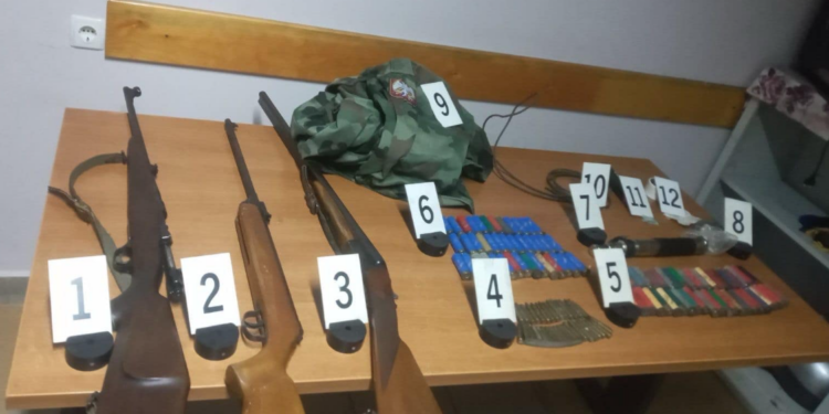 Policia arreston një person në Zveçan, konfiskohen armë dhe një uniformë e ushtrisë serbe