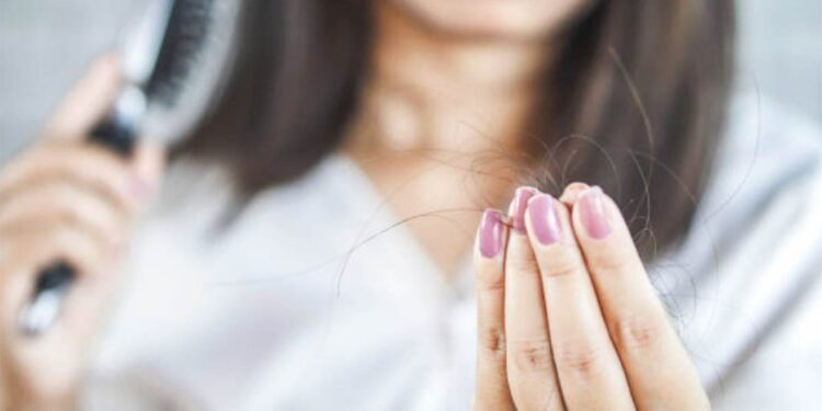 Roli i tiroides në rënien e flokëve dhe trajtimet natyrale që ju ndihmojnë