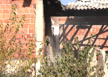 Përfshihet nga flaka një shtëpi në lagjen “Dodona” në Prishtinë për katër herë radhazi