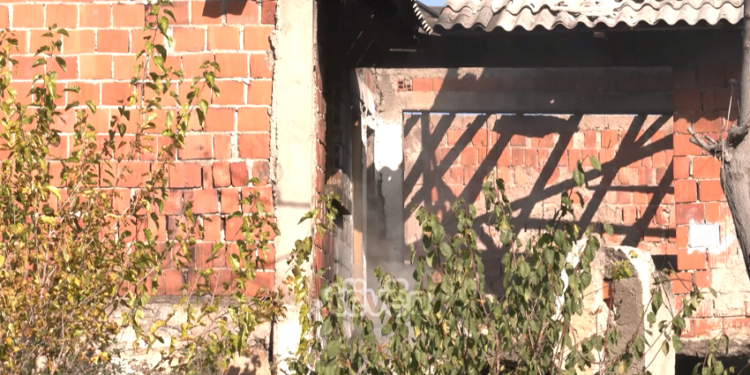 Përfshihet nga flaka një shtëpi në lagjen “Dodona” në Prishtinë për katër herë radhazi