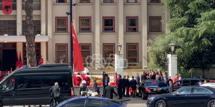 Erdogani mbërrin në Presidencën shqiptare, mirëpritet nga Begaj