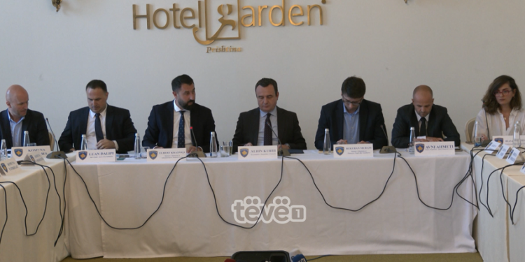 Kurti takon kryetarët e komunave, kërkon më shumë bashkëpunim