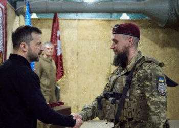 Zelensky i viziton trupat ukrainase në kufi me rajonin rus