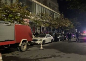 Zjarri në pallatin 10-katësh në Lezhë, dy zjarrfikës dhe një banor përfundojnë në spital