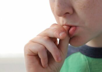 Ngrënia e thonjve, vesi i keq që nxit infeksionet