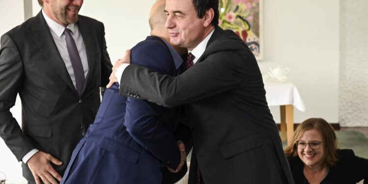 Kurti në takim me Sarrazinin thekson rëndësinë e zbatimit të marrëveshjeve të nënshkruara në Procesin e Berlinit