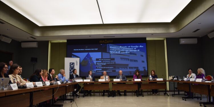 Prokuroria Themelore në Pejë organizoi tryezë për rastet e dhunës në familje dhe trajtimin e të paraburgosurve