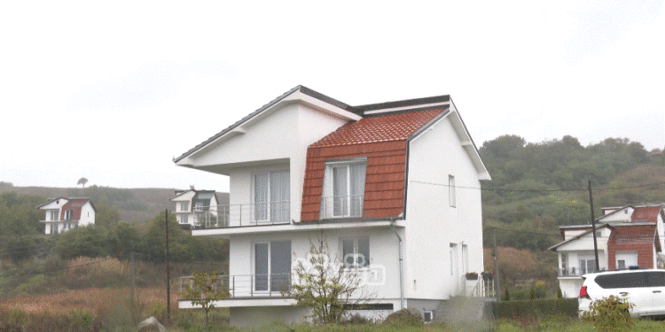 Fillon ndërtimi i 204 shtëpive në katër komunat veriore, përfituesit thonë se tash e 25 vite jetuan me qera