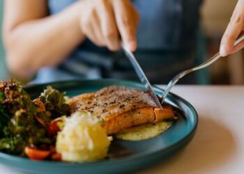 Kur është koha e duhur për të ngrënë darkë – Zbuloni çfarë është e mirë për shëndetin