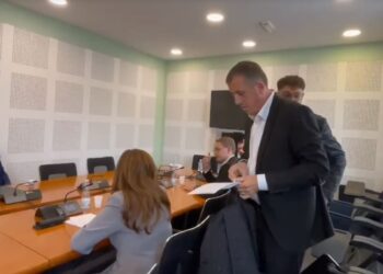 Deputetët e VV-së lëshojnë mbledhjen në të cilën ishte ftuar për raportim drejtori i AKI-së