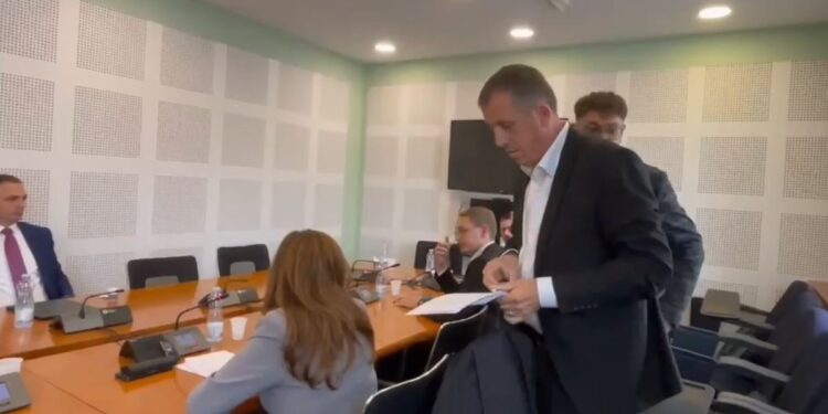 Deputetët e VV-së lëshojnë mbledhjen në të cilën ishte ftuar për raportim drejtori i AKI-së