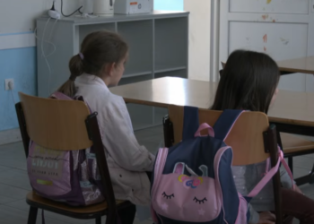 Dy mësues për 12 nxënës – Klasa në Dragash ndahet në dysh, ankohen prindërit