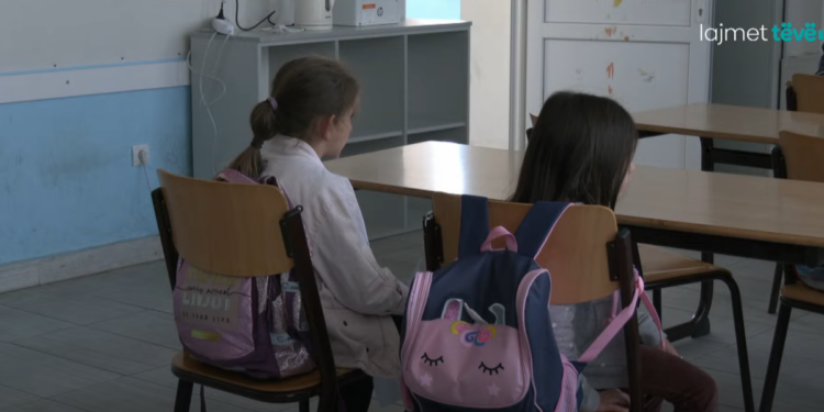 Dy mësues për 12 nxënës – Klasa në Dragash ndahet në dysh, ankohen prindërit