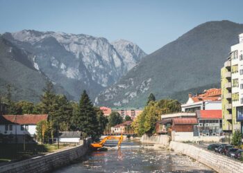 Vidhen dy vetura në Pejë