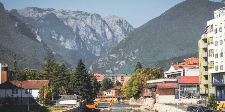 Vidhen dy vetura në Pejë