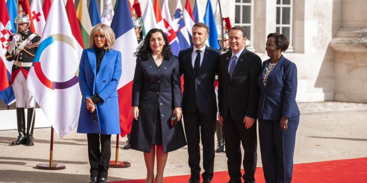 Osmani takohet me Macron: Kosova mbetet gjithnjë e përkushtuar për bashkëpunim me ndërkombëtarët