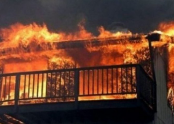 Përfshihet nga zjarri një shtëpi e pabanuar në Prishtinë, arrestohet një person