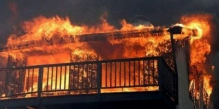 Përfshihet nga zjarri një shtëpi e pabanuar në Prishtinë, arrestohet një person