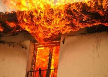 Gjakovë, një person i vë zjarrin çatisë së shtëpisë