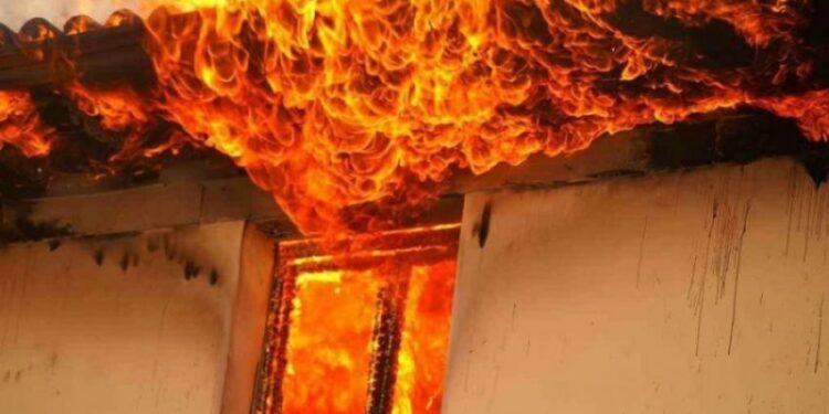 Gjakovë, një person i vë zjarrin çatisë së shtëpisë