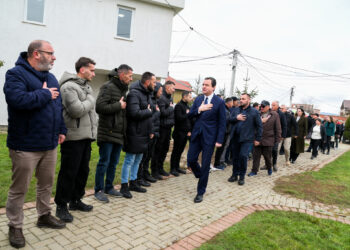 Kurti vizitoi për ngushëllime familjen Musliu
