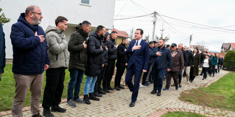 Kurti vizitoi për ngushëllime familjen Musliu