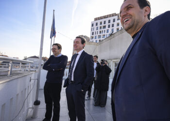 Kurti e Çeku vizitojnë rezidencën e Rugovës për t’i parë punimet restauruese