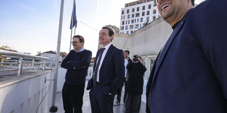 Kurti e Çeku vizitojnë rezidencën e Rugovës për t’i parë punimet restauruese