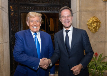 Shefi i NATO-s takohet me Trumpin në Florida