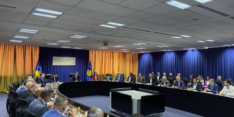 AKK: Në vitin 2025, më pak mjete financiare për komunat në përqindje në raport me nivelin qendror