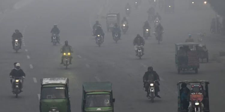 Ndotja e ajrit në Lahore ishte 80 herë më e lartë sesa kufizimi i OBSH-së