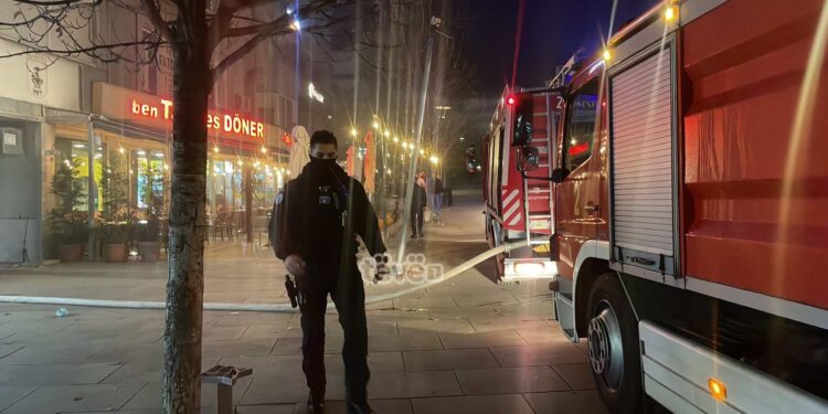 Shpërthim në një lokal në qendër të Prishtinës, zjarrfikësit në vendin e ngjarjes