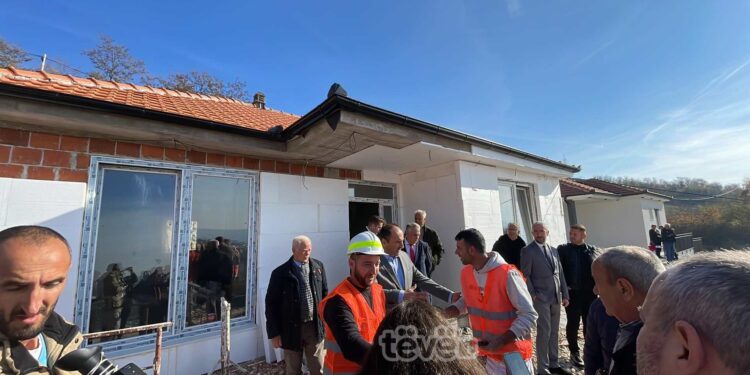 Tri familjeve në veri u dorëzohen çelësat e shtëpive