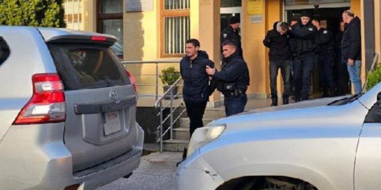 Nga një muaj paraburgim për tre malazezët për mbishkrimin “Kosova është Serbi”