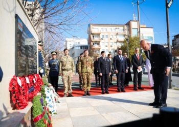 Haradinaj, Maqedonci e Jashari nderojnë ushtarët britanikë të rënë në Kosovë
