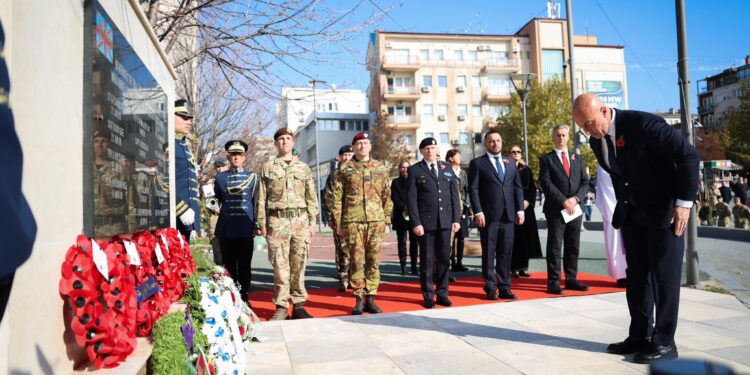 Haradinaj, Maqedonci e Jashari nderojnë ushtarët britanikë të rënë në Kosovë