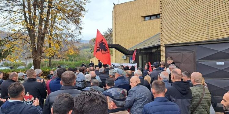 Shqiptarët protestojnë në Medvegjë kundër diskriminimit nga Serbia
