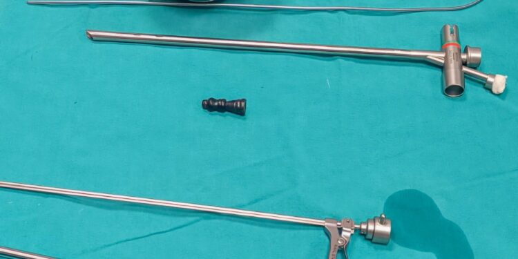 11-vjeçarit i hiqet një figurë e shahut nga rrugët e frymëmarrjes