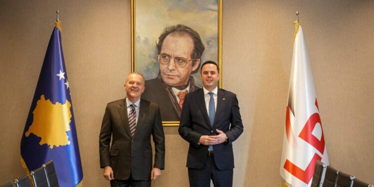 Abdixhiku dhe ambasadori i Italisë flasin për zhvillimet politike në vend