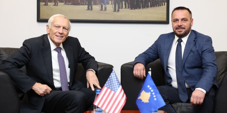 Maqedonci takon gjeneralin Clark, i shpreh mirënjohjen e Kosovës për ndërhyrjen e NATO-s