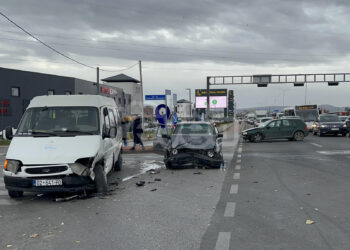 Tri automjet përfshihen në një aksident në Fushë- Kosovë, ka edhe të lënduar