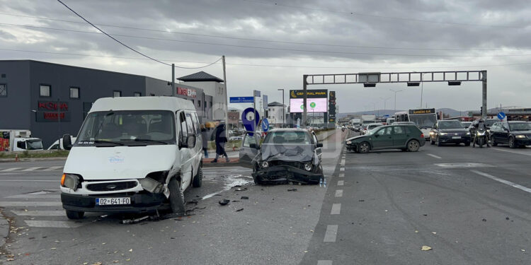 Tri automjet përfshihen në një aksident në Fushë- Kosovë, ka edhe të lënduar