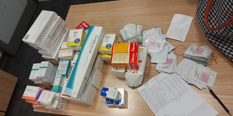 Dogana sekuestron mallra të padeklaruara me vlerë 15 mijë euro në Aeroportin e Prishtinës