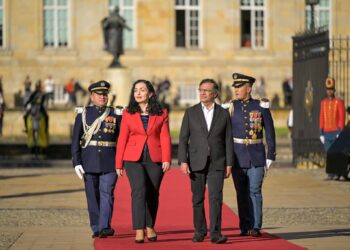 Osmani pritet me nderime të larta ushtarake në Pallatin Presidencial në Bogota