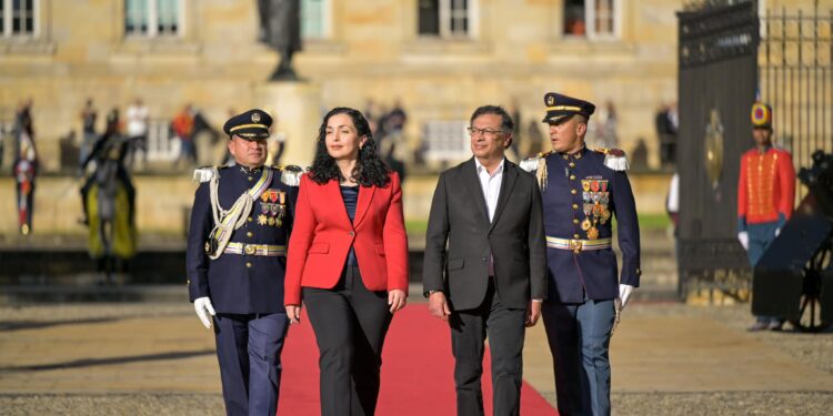 Osmani pritet me nderime të larta ushtarake në Pallatin Presidencial në Bogota