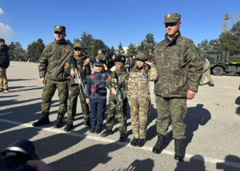 Fëmijë e të moshuar vizitojnë kazermat e FSK-së, prezantohet armatimi i ushtrisë