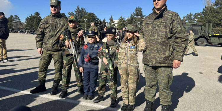 Fëmijë e të moshuar vizitojnë kazermat e FSK-së, prezantohet armatimi i ushtrisë