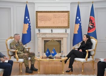 Osmani pret në takim komandatin e KFOR-it, diskutojnë për sulmin e mbrëmshëm në Zubin Potok