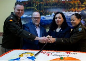 Hovenier i shoqëruar nga presidentja Osmani festojnë Ditën e Falënderimeve me ushtarët amerikanë